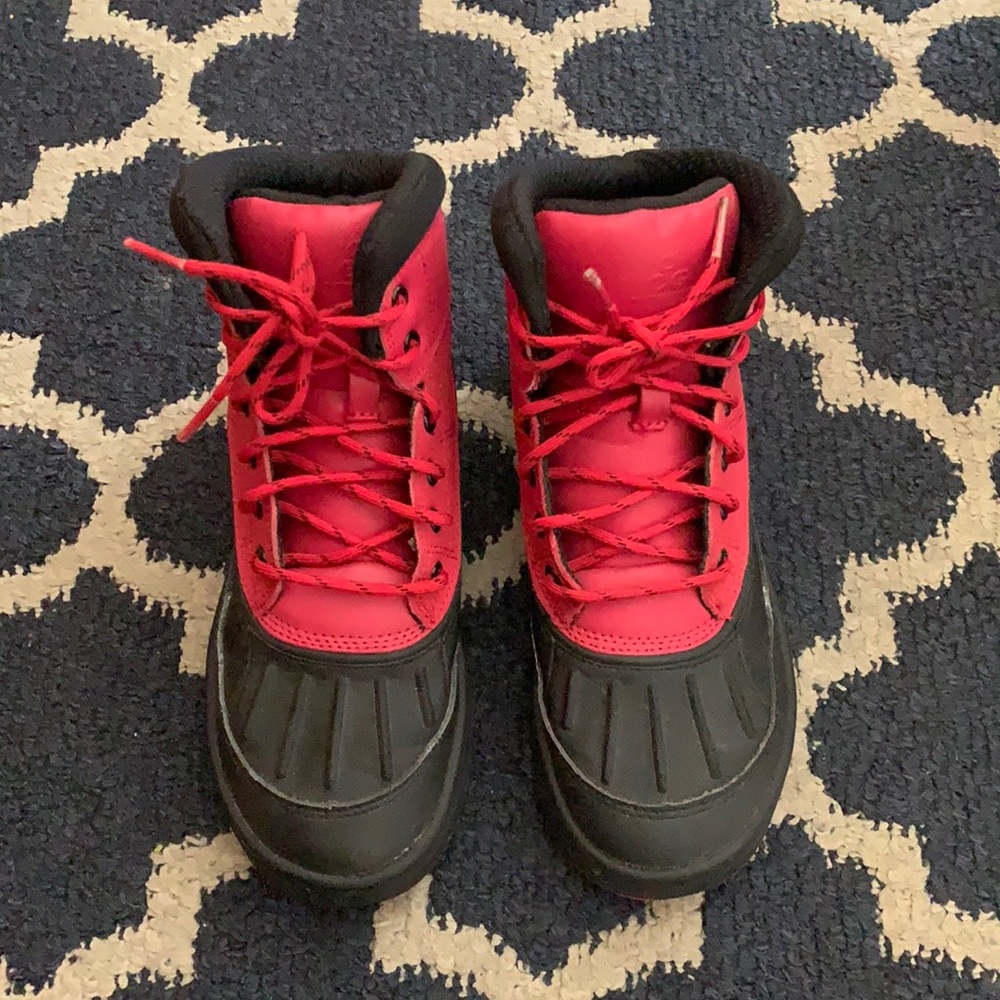 Used ACG NIKE boots size 4 in kids